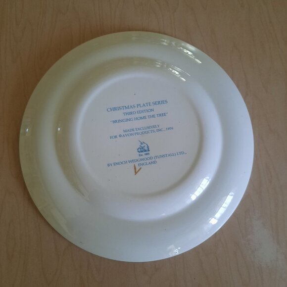 Vintage 1976 “Bringing Home the Tree” Christmas Plate - Enoch Wedgwood for AVON - Picture 6 of 8